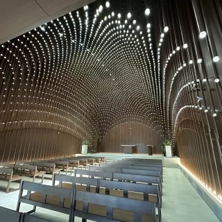 電球たくさんのチャペル
