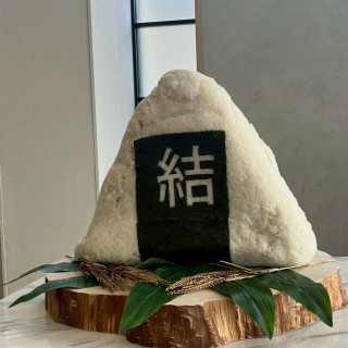 ケーキ入刀ではなくお結びセレモニー！
一緒にふりかけを！