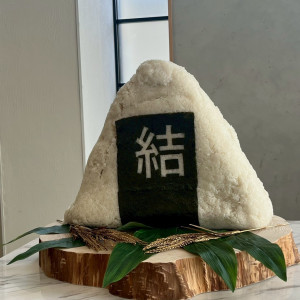 ケーキ入刀ではなくお結びセレモニー！
一緒にふりかけを！|705200さんのTHE GARDEN HOUSE CIER ET MER（ザ ガーデンハウス シェル エ メール）の写真(2418126)