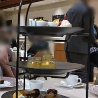 デザートはアフタヌーンティーのような形でした。