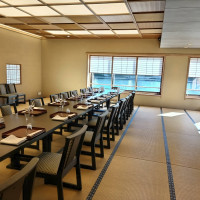 川沿いのテラスへ出られる会場