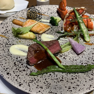 黒毛和牛、白身魚、伊勢海老
