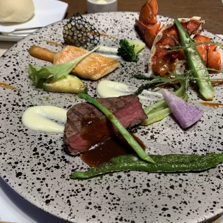 黒毛和牛、白身魚、伊勢海老