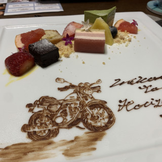 バイクが趣味と言ったら、デザートプレートに書いてくれました。