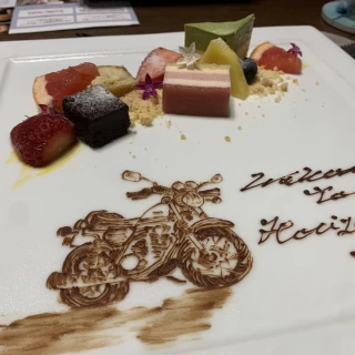 バイクが趣味と言ったら、デザートプレートに書いてくれました。