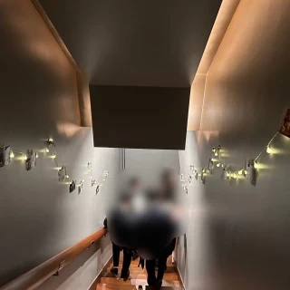 挙式•披露宴会場までの階段
写真を飾りました！