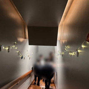 挙式•披露宴会場までの階段
写真を飾りました！|705491さんの L2126（エルニイチニロク）の写真(2156076)
