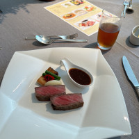 フレンチコースの肉料理