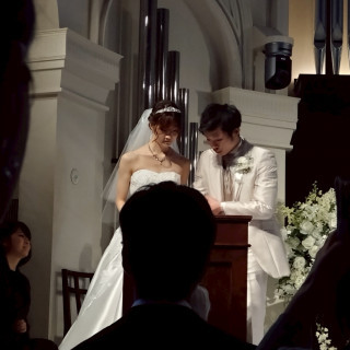 結婚証明書にサインしているところです