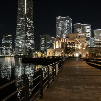 夜景の外観。ランドマークタワーと合わさってとても綺麗です