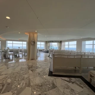 海が一望できる素敵な場所です。会場も白で統一されています。