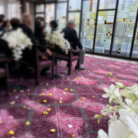 フラワーブーケは生花でした
椅子の横にある花は造花です