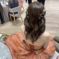 カラードレスのヘアスタイル
ハーフツインです