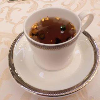 スープ。金粉が入り見た目も華やかでした。