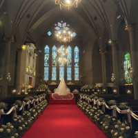 真っ赤なカーペットとステンドグラス、キャンドルがとても綺麗