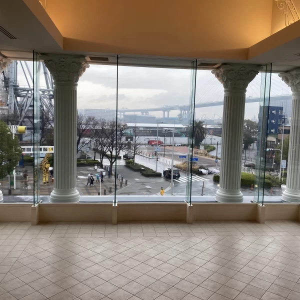 やりたいことを実現できる式場」｜白を基調としたチャペルで青の