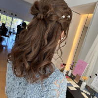 当日会場でヘアーアレンジをしてもらいました。