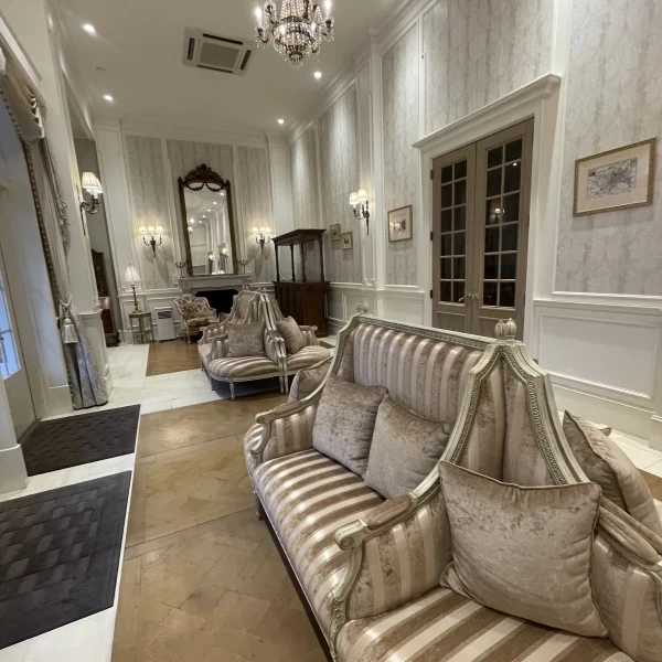 素敵すぎる」｜天井が広くステンドグラスがとても綺麗。スクリーンが