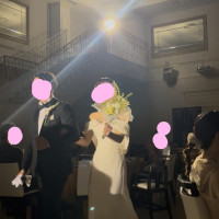 新郎新婦入場。スポットライトが当たると白ドレスがとても綺麗
