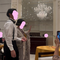 鏡に映るシャンデリアが豪華