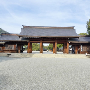 スロープのある神門|707413さんの橿原神宮 養正殿の写真(2167578)