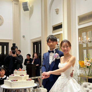 披露宴でのケーキ入刀のシーンです。