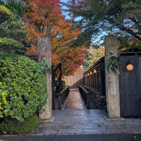 和の雰囲気漂う門構えです。