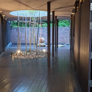 チャペルと披露宴会場の間に広場があります|707856さんの川原町倶楽部 ラ・ルーナピエーナ  〈エルフラットグループ〉の写真(2320829)