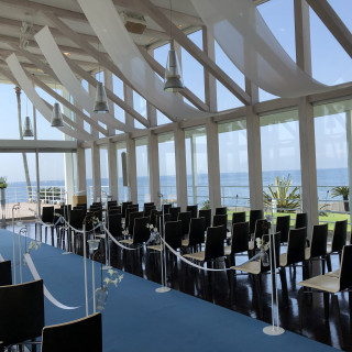 青と白のチャペル