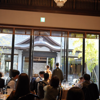 会場から見える中庭が素敵