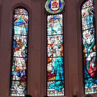 ステンドグラスのある伝統的なチャペル