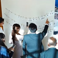 結婚証明書の似顔絵の答えは壁に飾っていただきました。