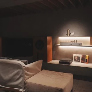 ソファーに座りみんなでテレビを見ることができる