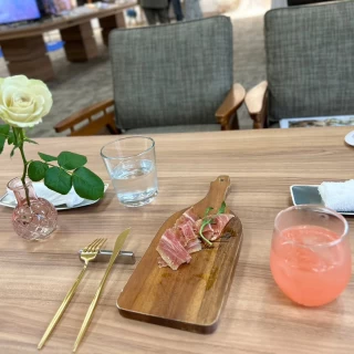 試食のお料理です。シェフによるカットの演出もありました。