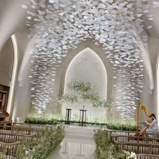 天井が高く、花びらのような白いオブジェも写真映えします。
