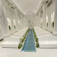 チャペルの歩くところが水で幻想的