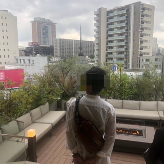 披露宴会場から外に出た時の眺め。建物が見える