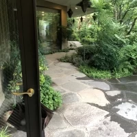 チャペルから出て披露宴会場へ移動する際に渡るガーデン