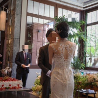 新婦から新郎へファーストバイト
窓からの採光や緑も多いです