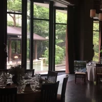 電気点灯なしで窓が開く演出　外から登場も可能とのこと
