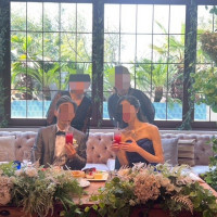 奥のソファ席ではなくテーブル席にすわってゲストと写真撮影
