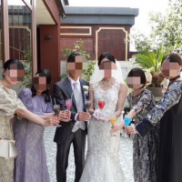 披露宴会場テラスの庭先でオリジナルカクテルを片手に撮影します