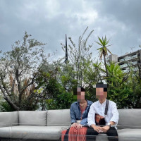 中庭の様子、緑がある。マンションなどが見える。