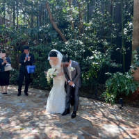 チャペルから出たあと石畳のようなところでゲストに一礼