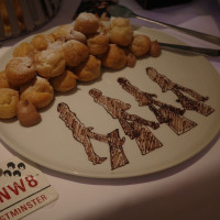 スイーツビュッフェでビートルズをテーマにチョコペンで