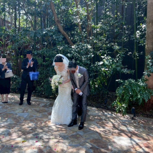 チャペルから出たあと石畳のようなところでゲストに一礼|708303さんのアルタビスタガーデンの写真(2430658)
