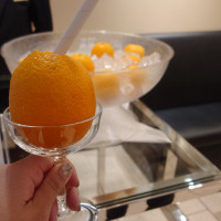 オレンジに直ストローのオレンジジュース