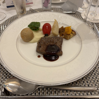 お肉料理はもちろん付け合わせの野菜も甘くて美味しかったです。