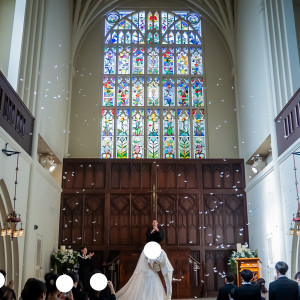 誓いのキス時のフェザーシャワー|708548さんのTHE ABBEY CHURCH（アビー・チャーチ）の写真(2609645)