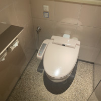 3つのトイレのうち1つは和式でした。洋式も古くて狭いです。